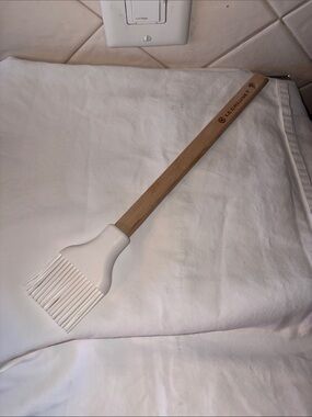 new Le Creuset France pastry brush basting small silicone cooking utensil white